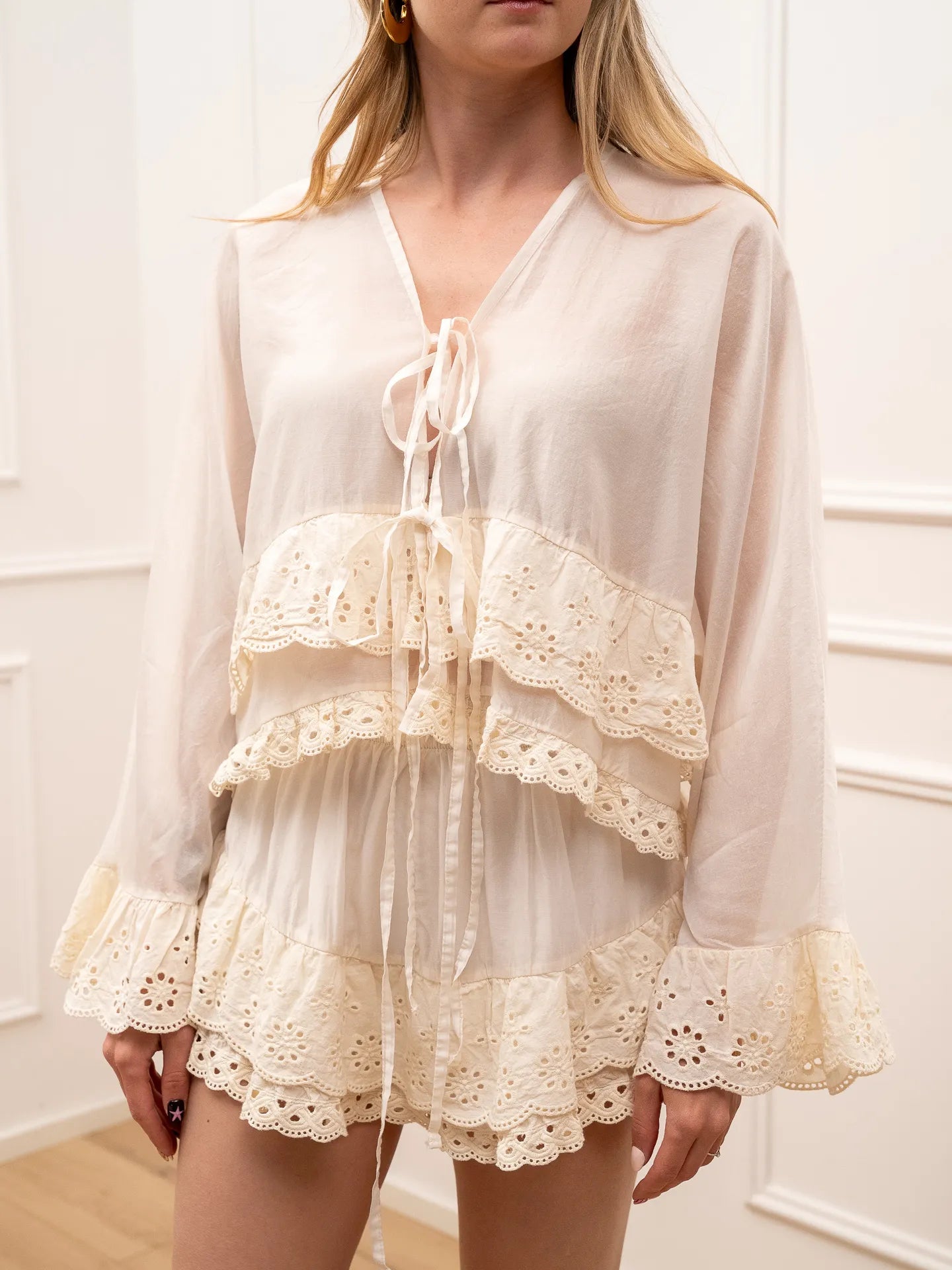Camicia burro con laccetti e balze in sangallo - HaveOne