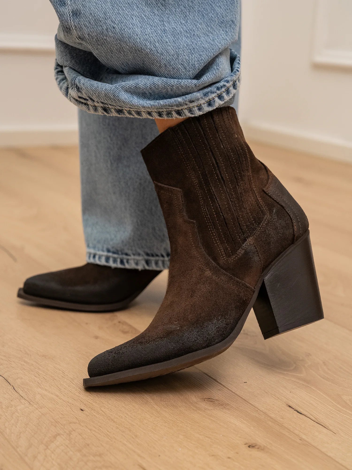Tronchetto chelsea texano scamosciato moro - Divine Follie