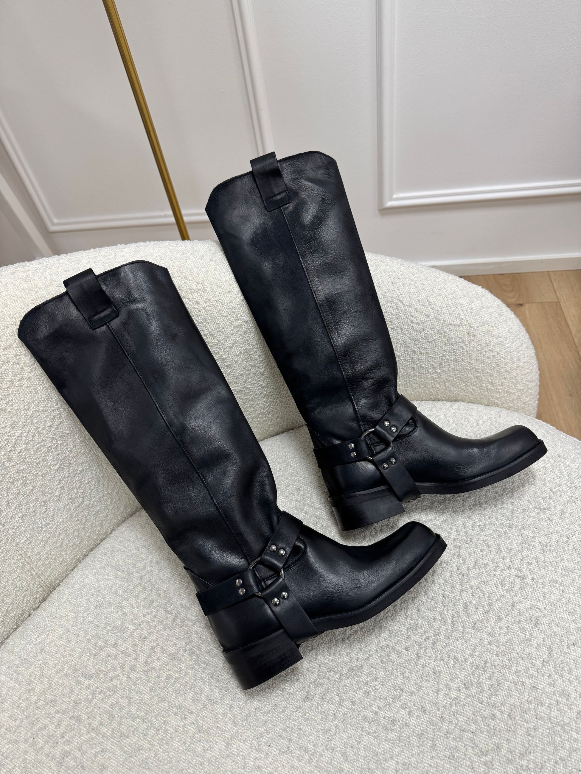 Biker in nabuk nero con fibbia - Divine Follie