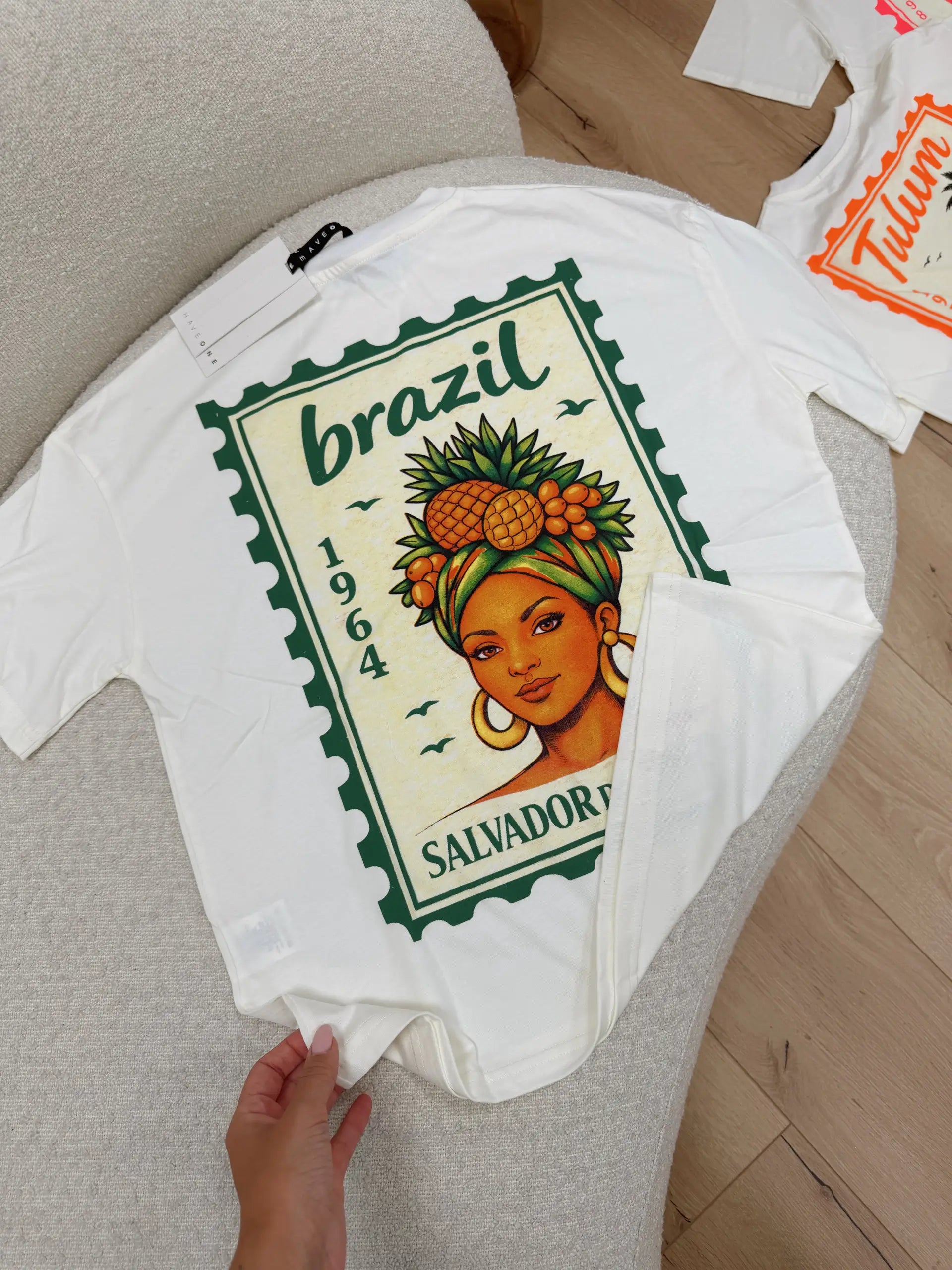 T shirt latte stampa Tulum sul retro - HaveOne