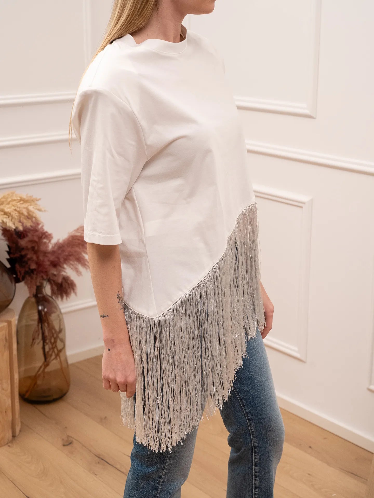 T shirt bianca taglio asimmetrico con frange argento - HaveOne