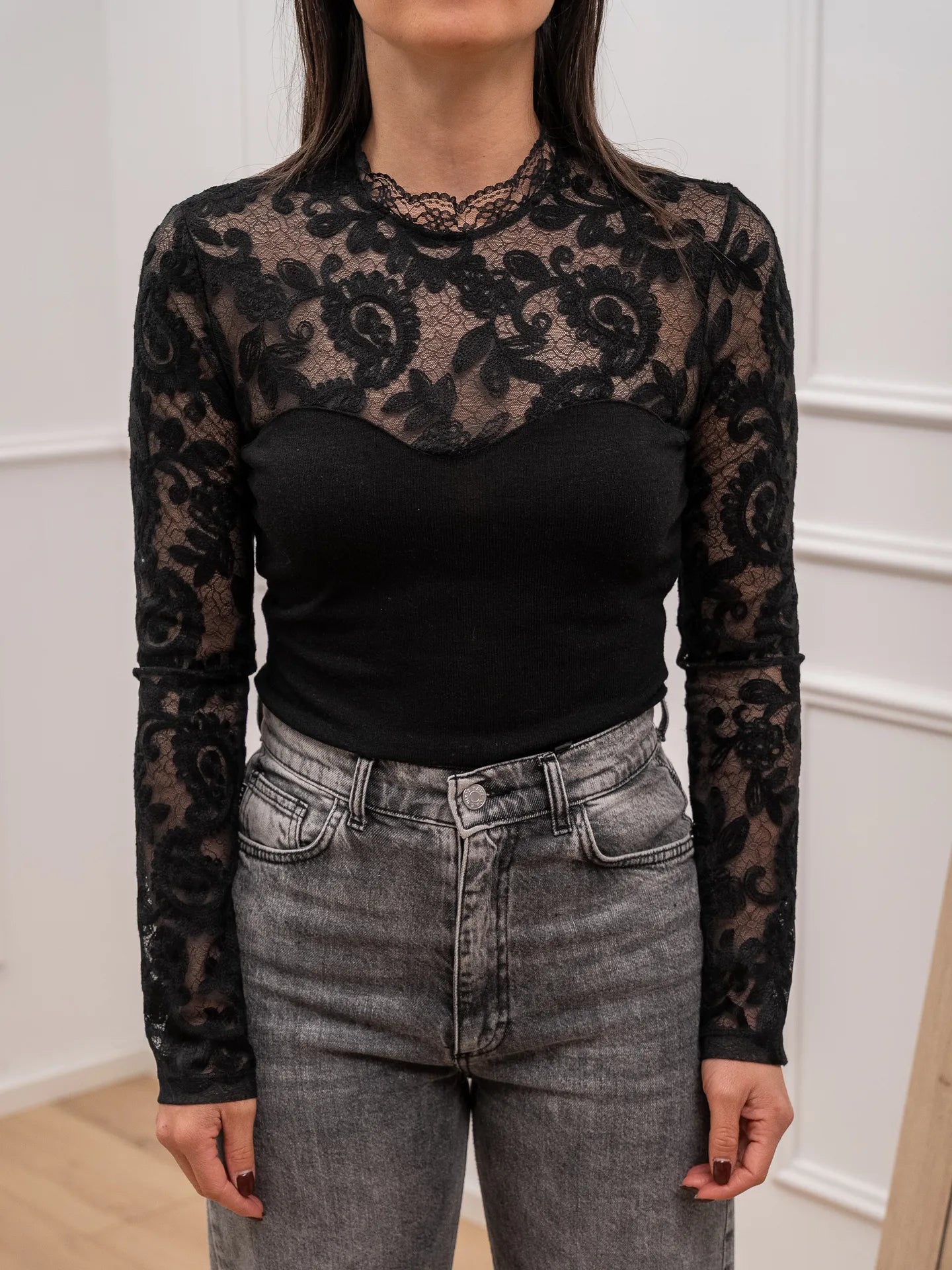 Maglia nera scollo a cuore con pizzo - HaveOne