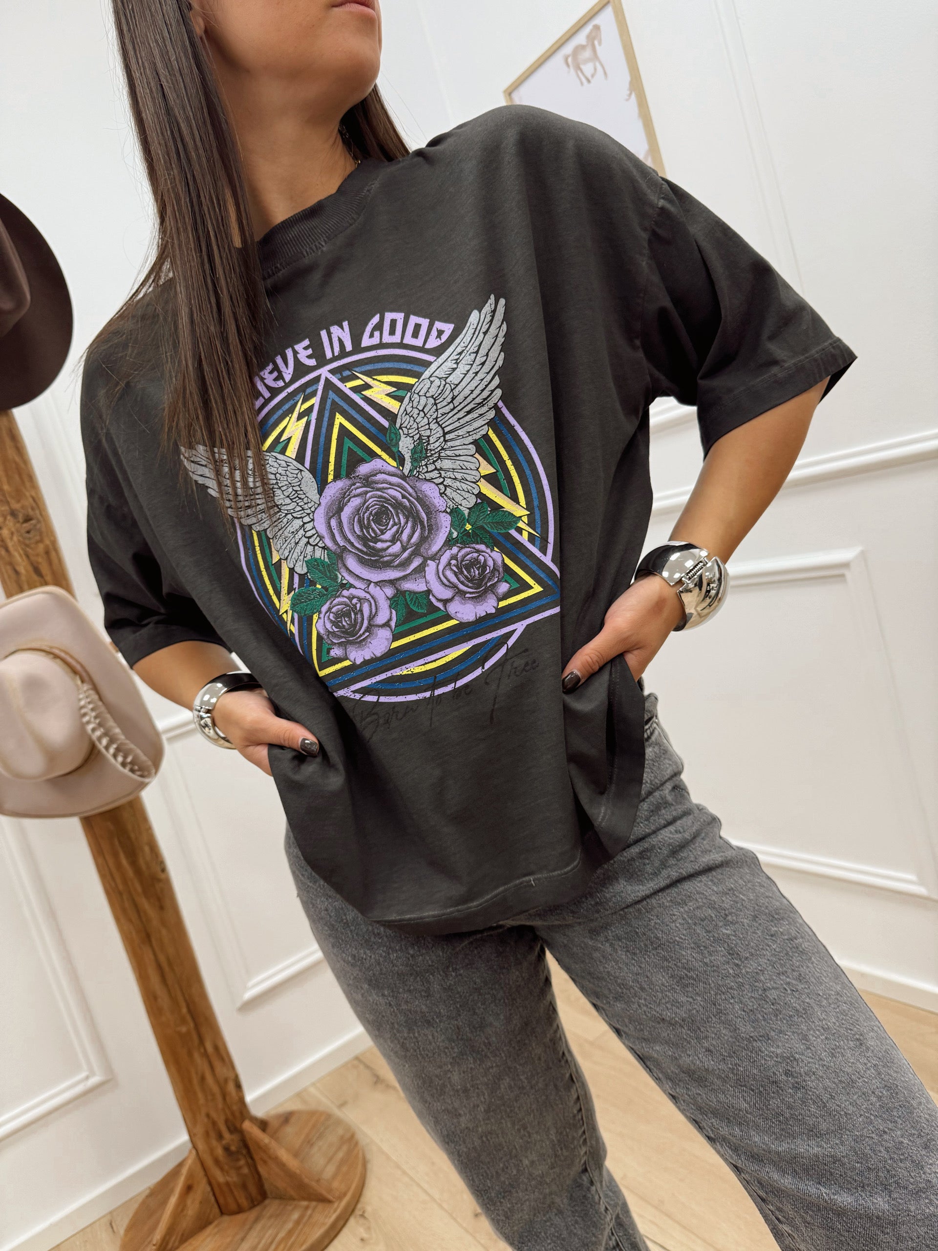 T shirt grigio scuro "Believe in good" - HaveOne