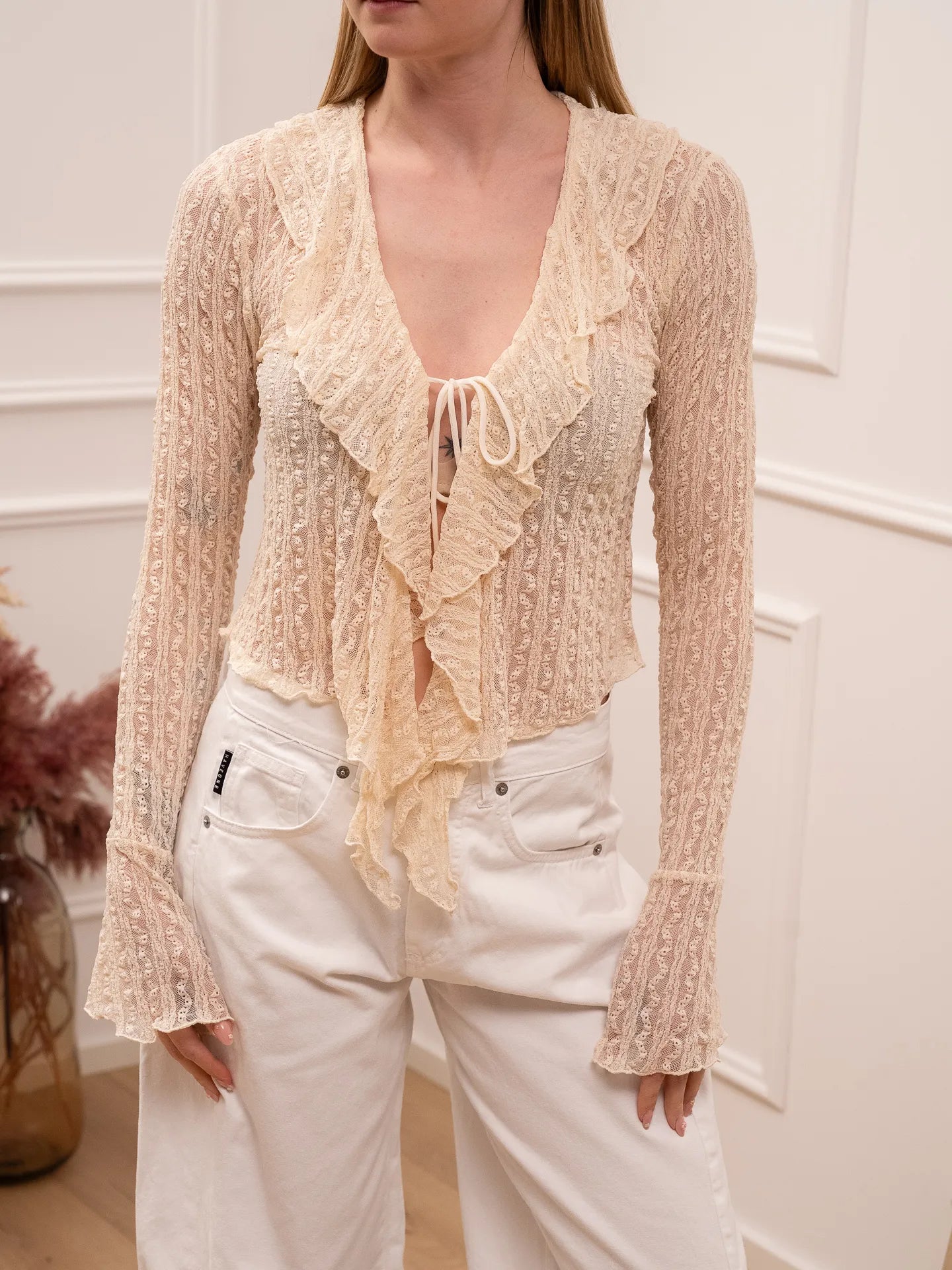 Camicia in pizzo crema con volant e laccetti - SoAllure