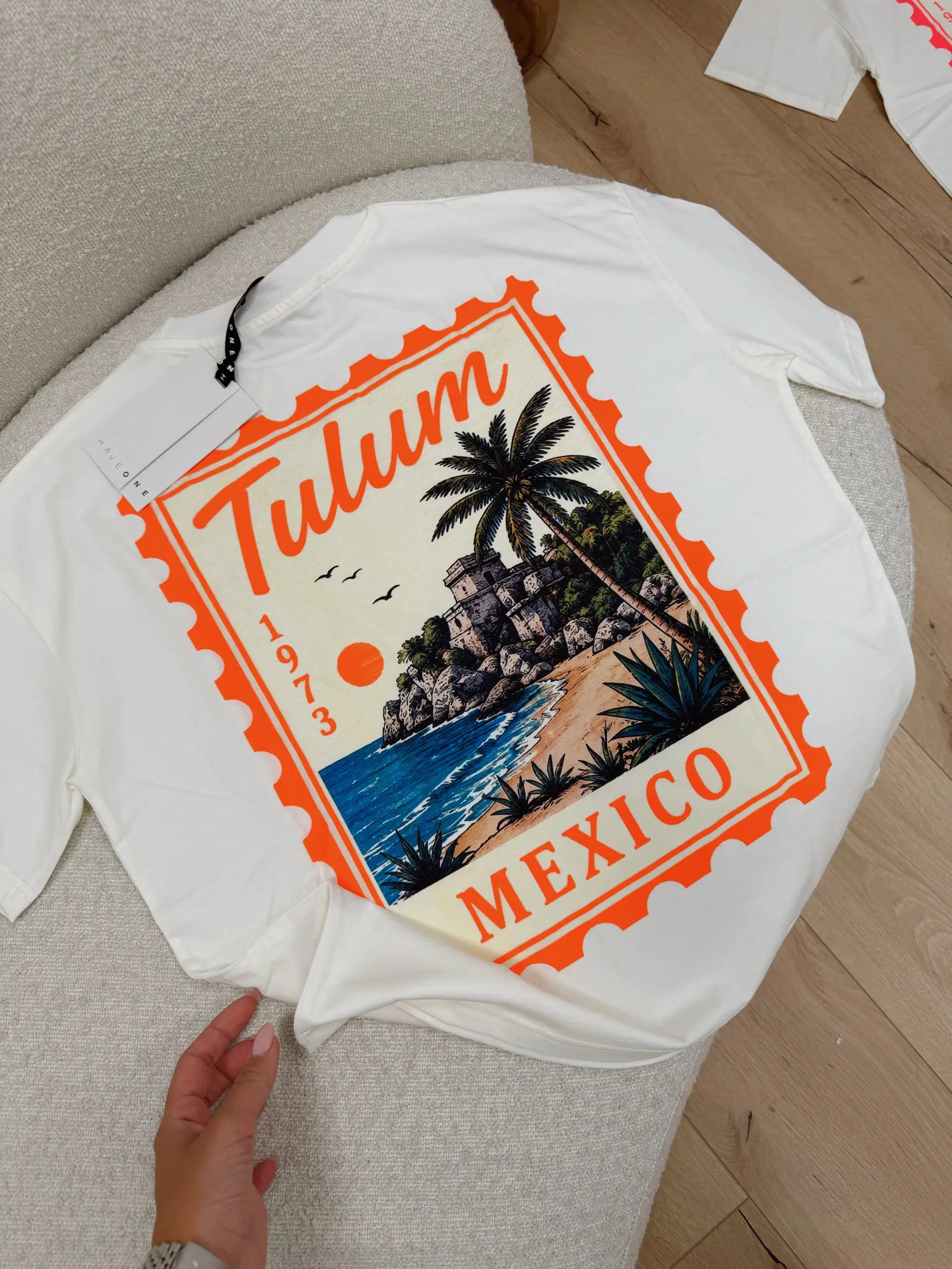 T shirt latte stampa Tulum sul retro - HaveOne