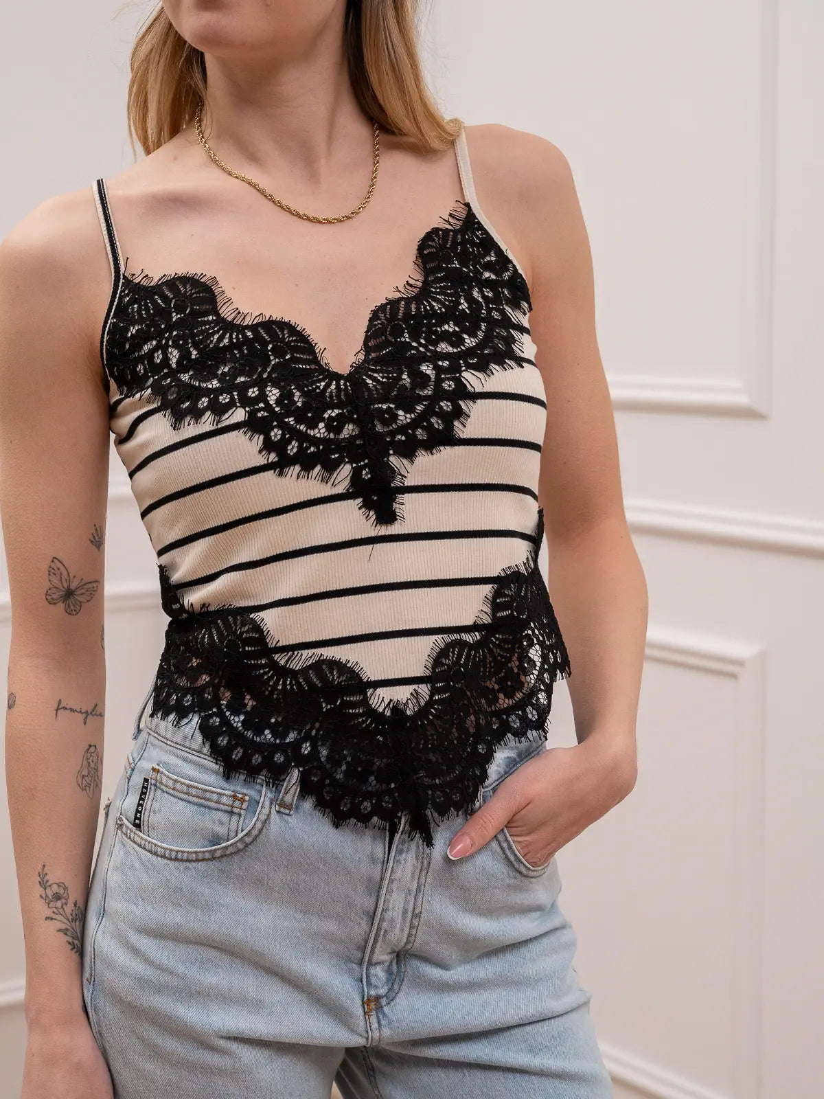 Top crop burro riga nera con dettagli in pizzo - HaveOne