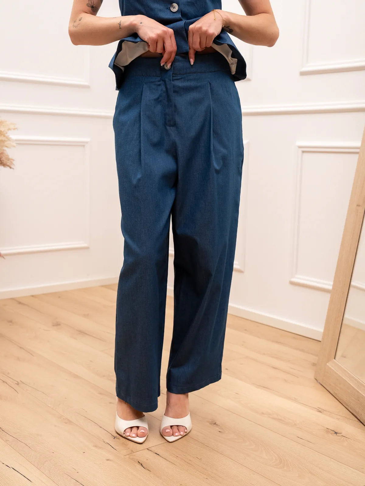 Pantaloni chambray carrot fit con pinces - Tensione In