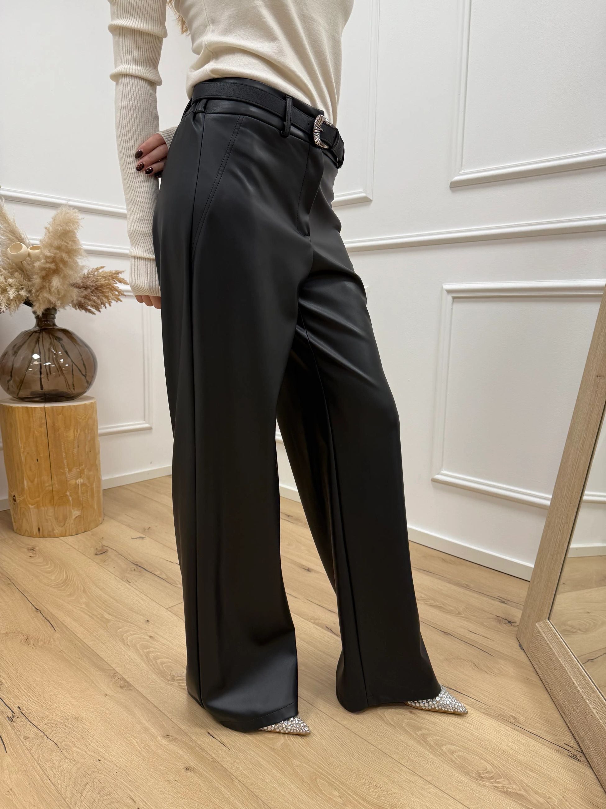 Pantaloni neri in ecopelle con cintura - HaveOne