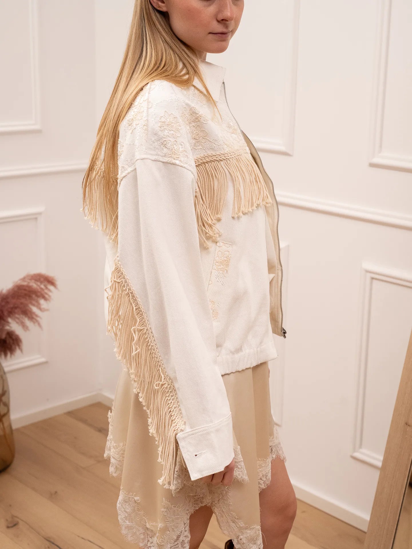 Bomber in denim bianco con ricami e frange - HaveOne