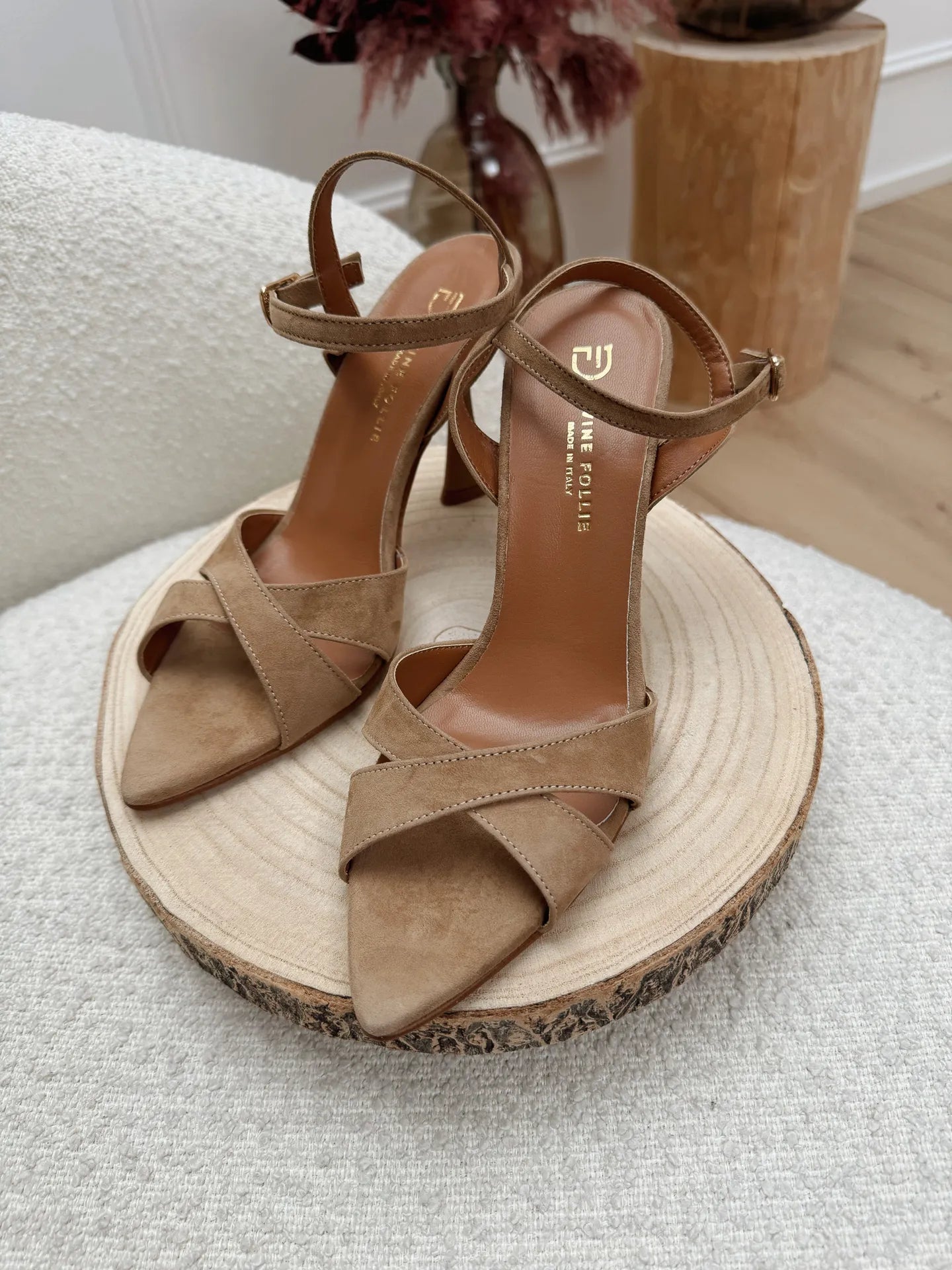 Sandali scamosciati sabbia punta con incrocio - Divine Follie