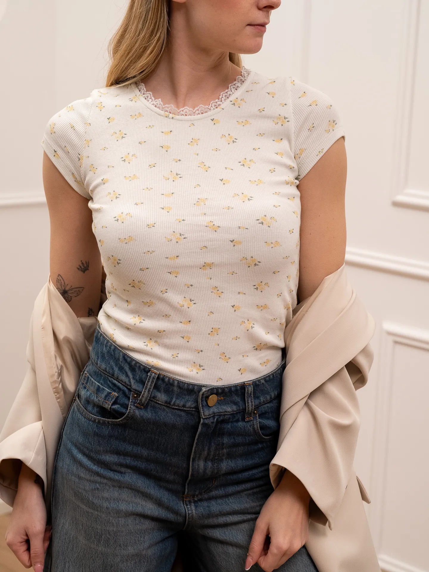 T shirt burro con fiorellini gialli e merletto - Vicolo