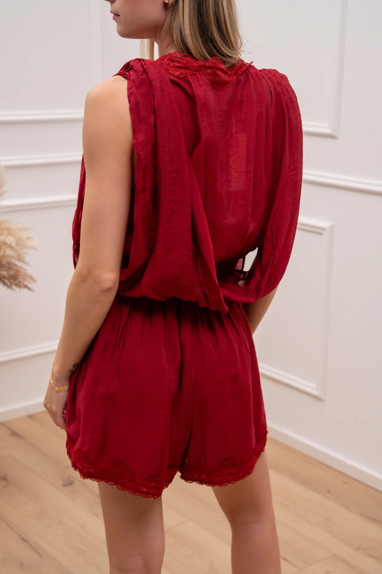 Tuta mini india con dettagli in pizzo - You Decide