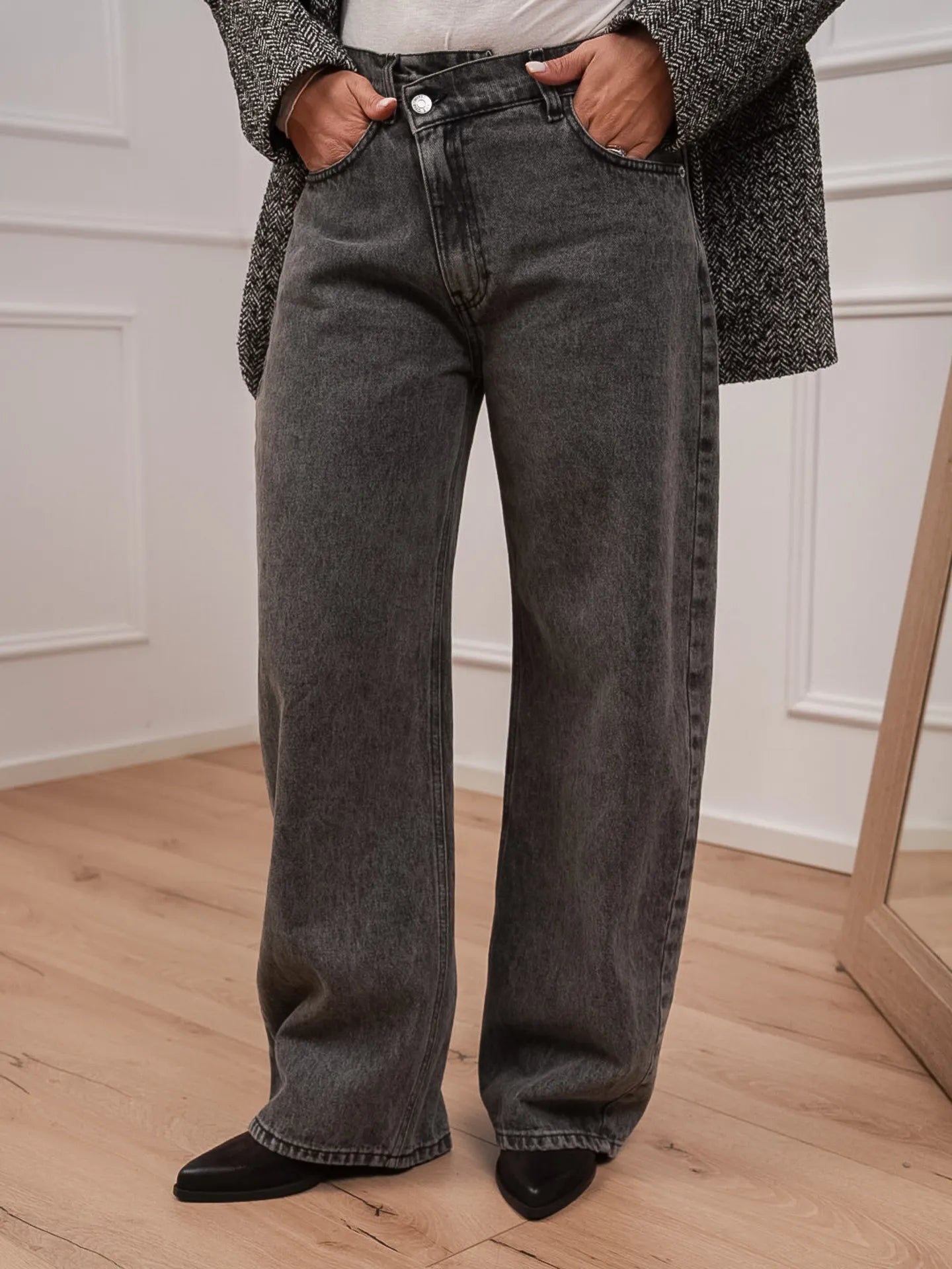 Jeans “Choi” nero con bottone asimmetrico - HaveOne