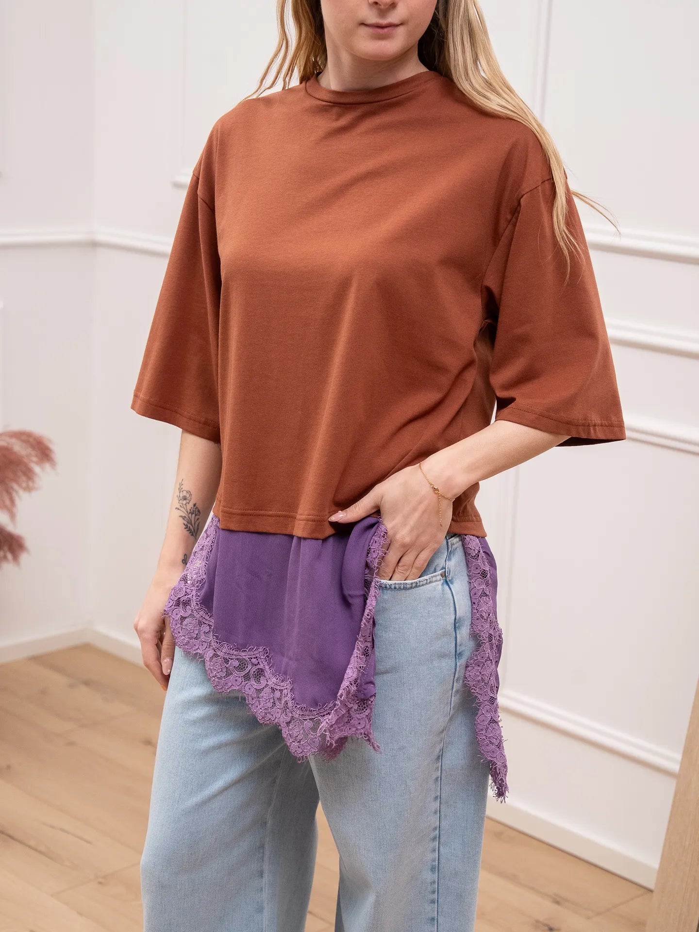 T shirt tabacco con inserto in pizzo viola - Tensione In