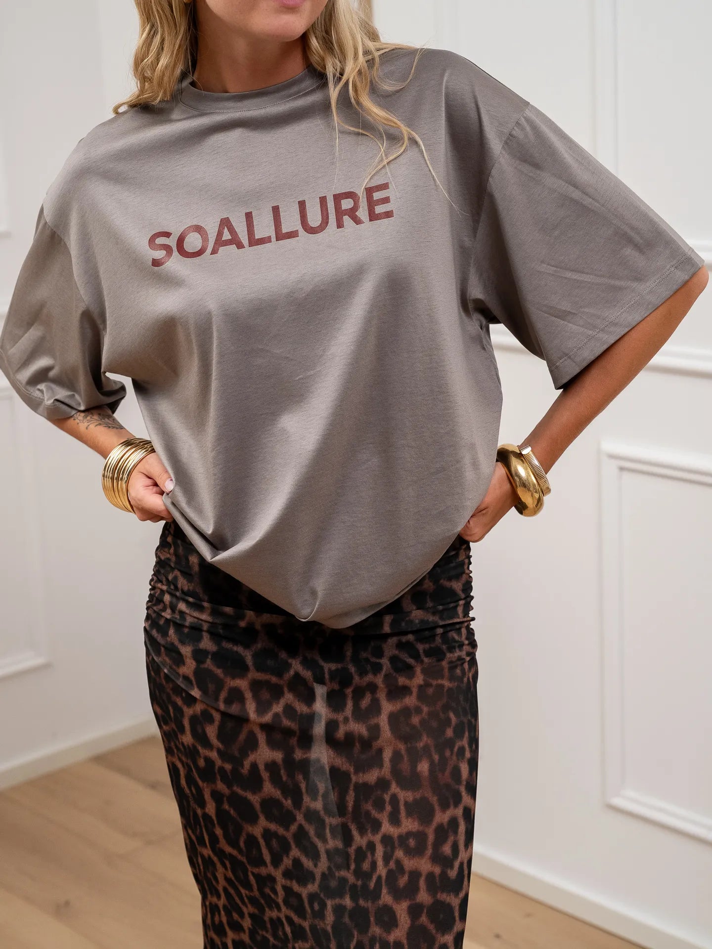 T shirt over taupe logo vino - SoAllure