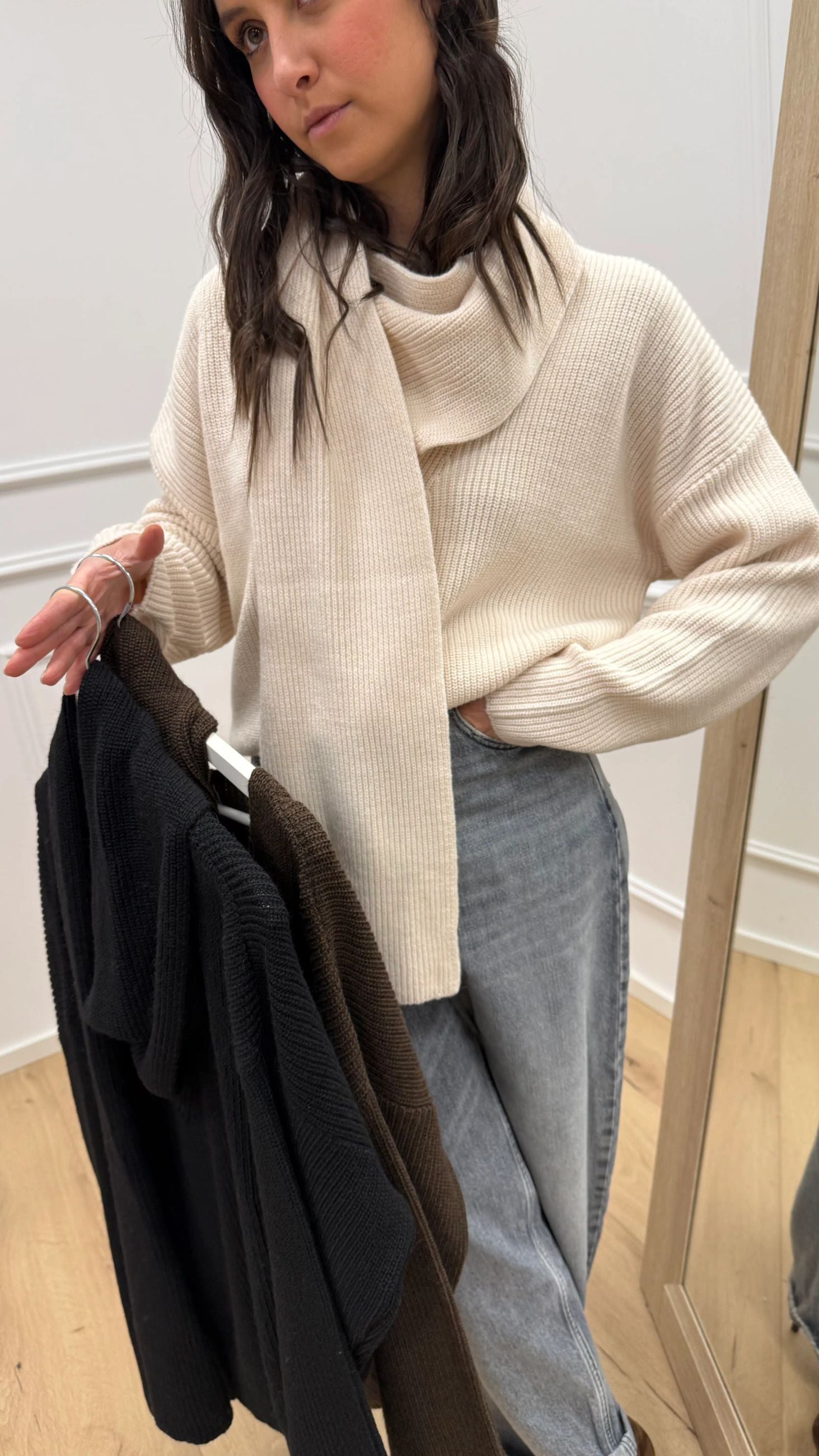 Maglia scollo a v pasta con sciarpa - HaveOne