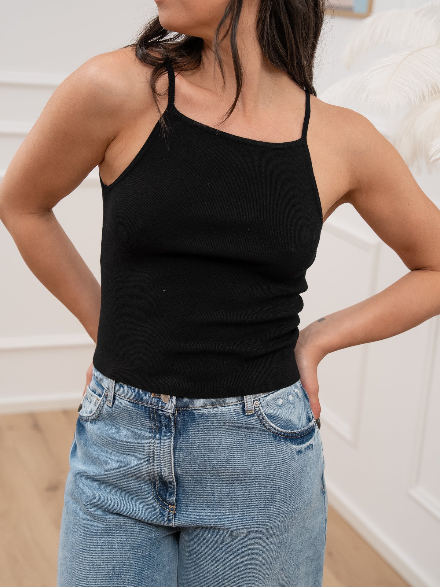 Top nero con fiocchetti sul retro - Vicolo