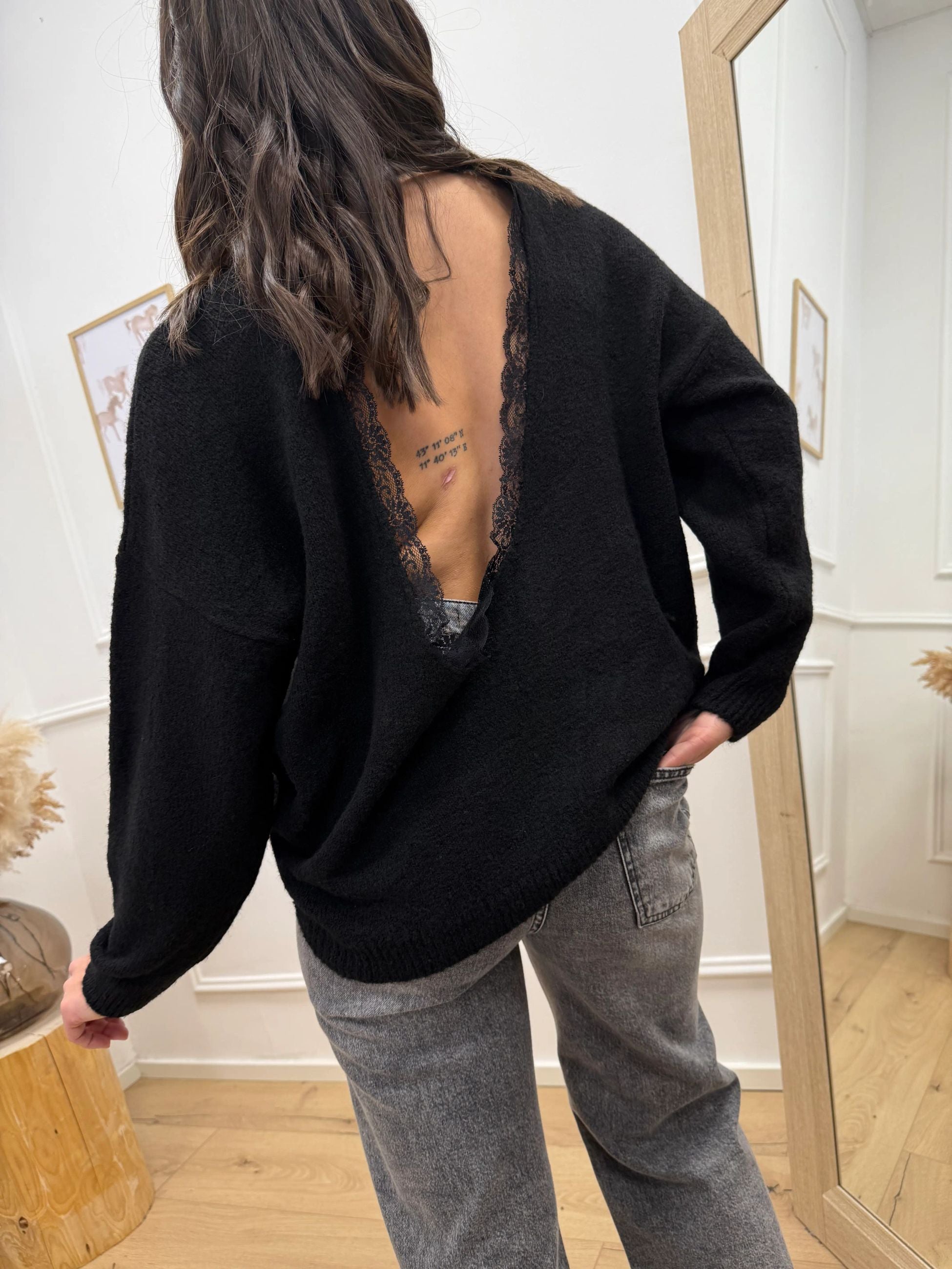 Maglia nera schiena scoperta con finiture in pizzo - HaveOne