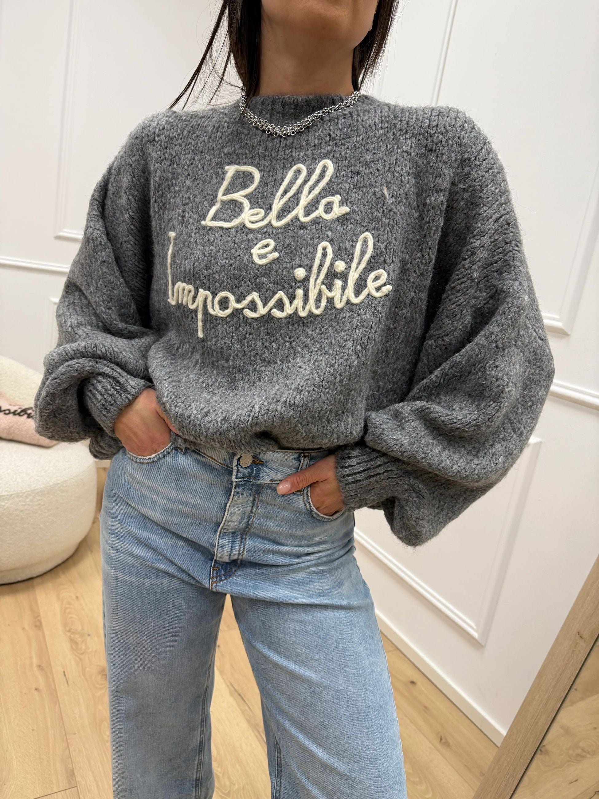 Maglia grigia ricamo "Bella e impossibile" - You Decide