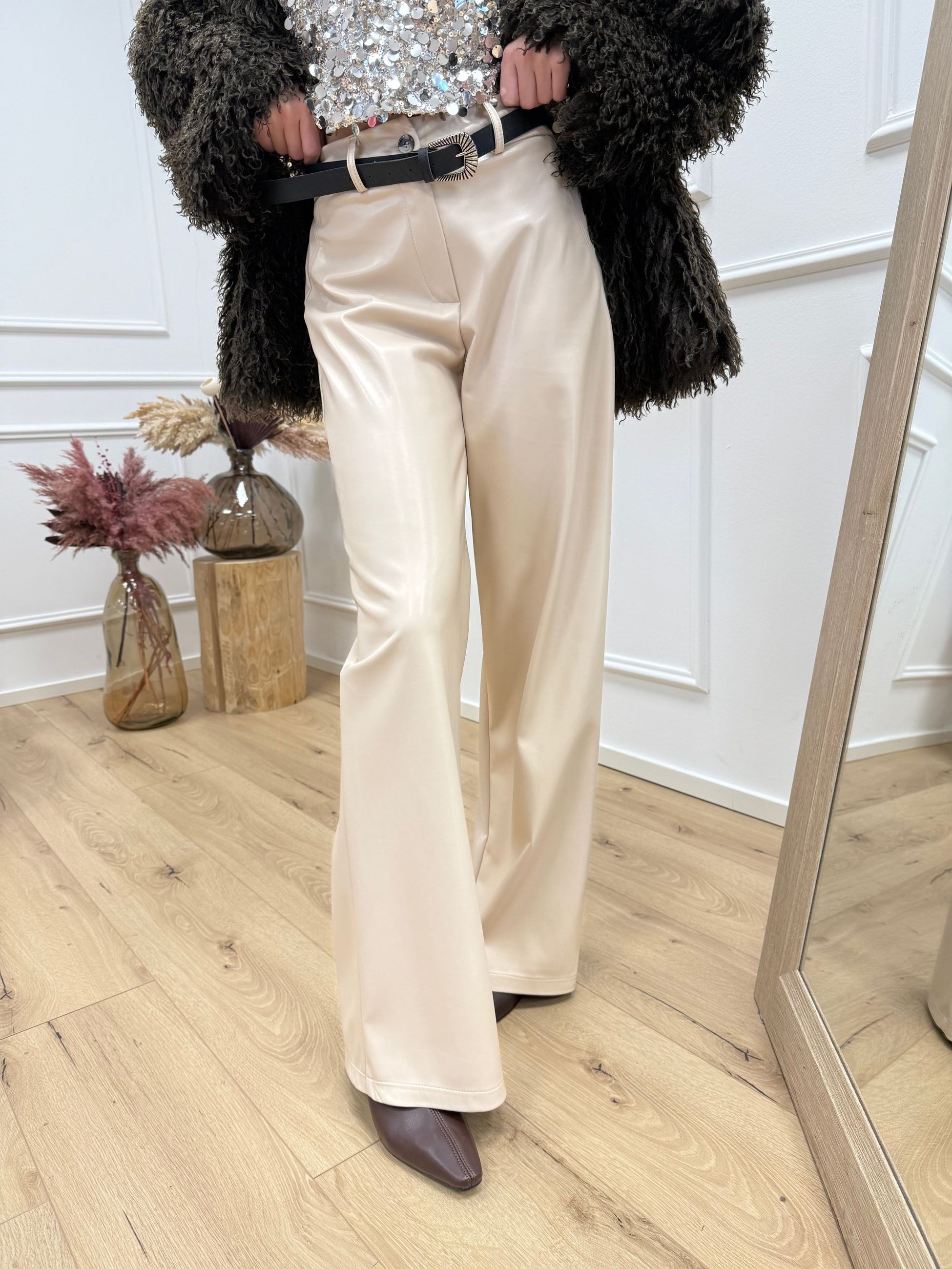 Pantaloni avorio in ecopelle con cintura - HaveOne