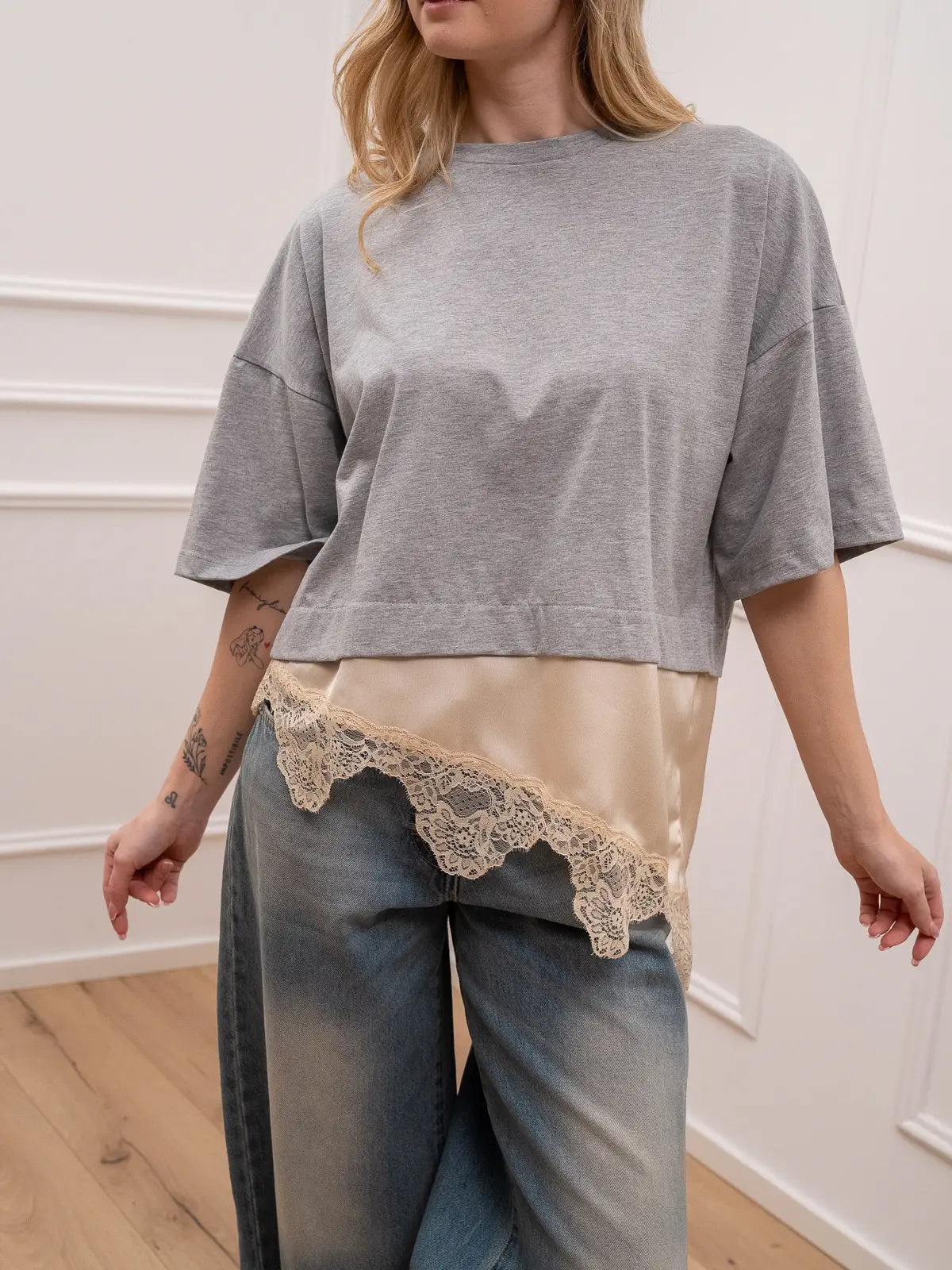 T shirt grigia fondo in satin e pizzo burro - Dixie