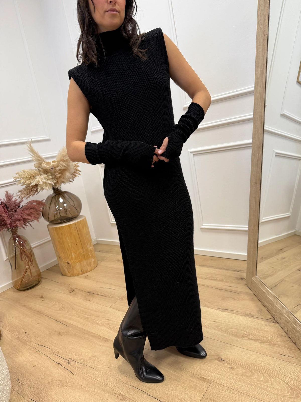 Vestito nero a coste con manicotti - Kontatto