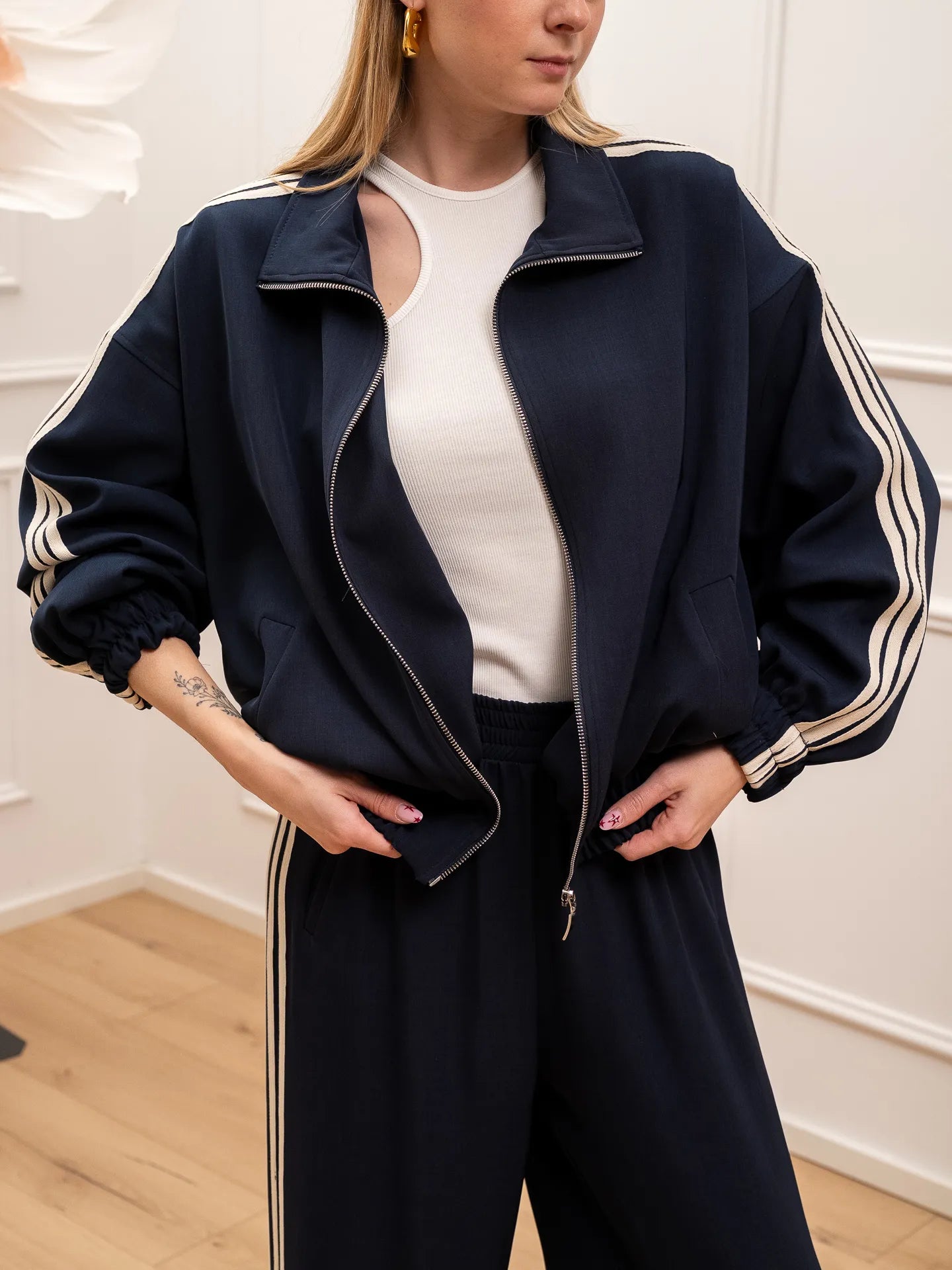 Felpa Sporty blu con bande sportive e molla sul fondo - Tensione In