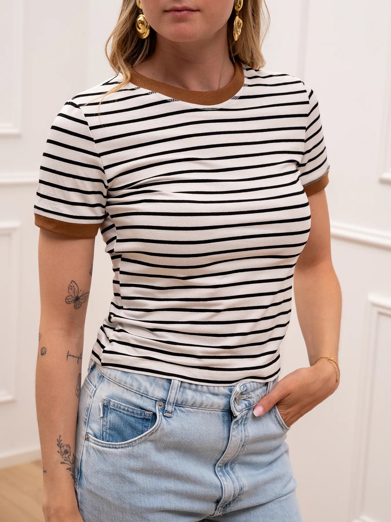 T shirt rigata latte e nera con bordi tabacco - Vicolo