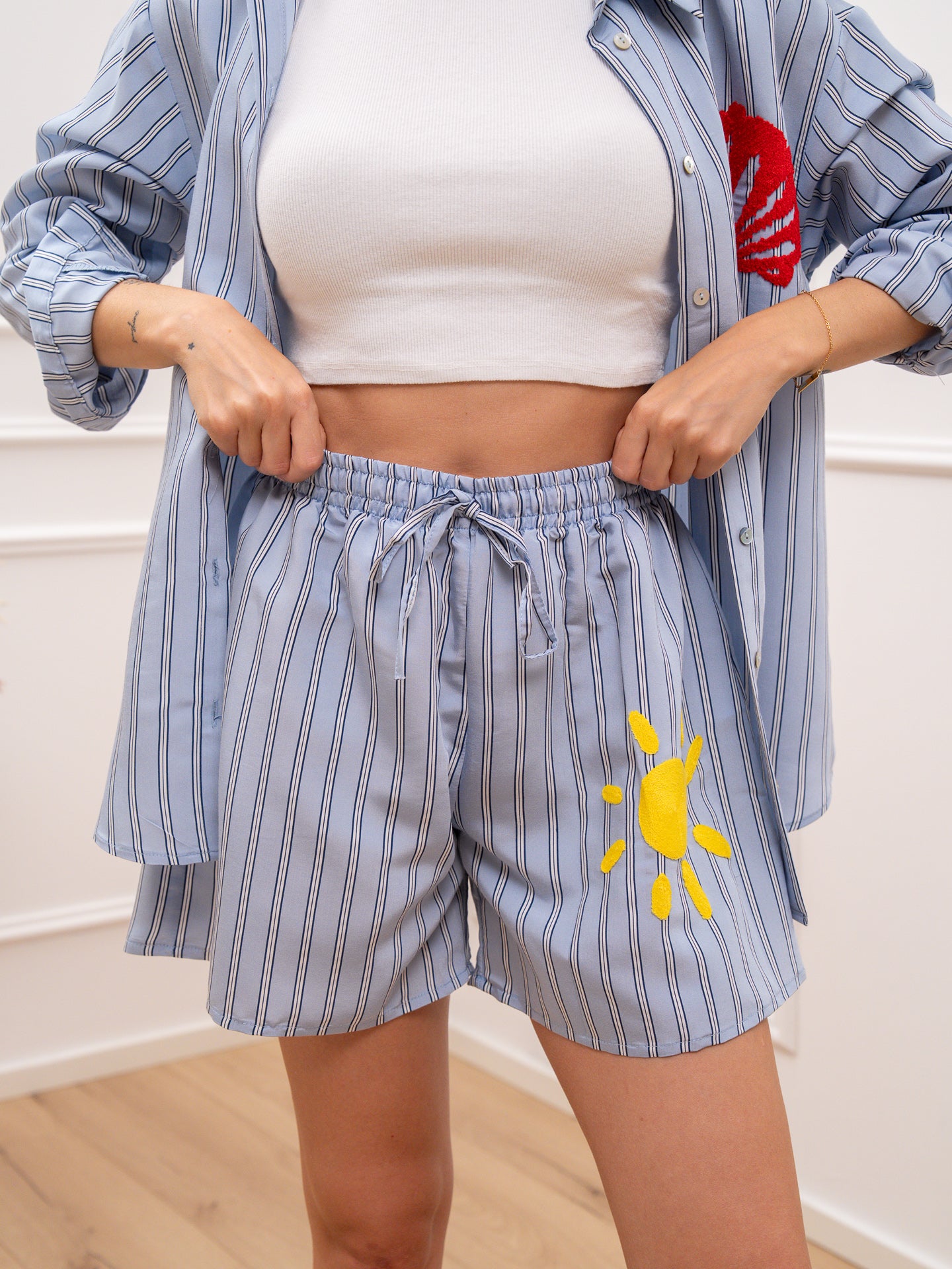 Shorts gessato celeste e blu patch Sole - Vicolo