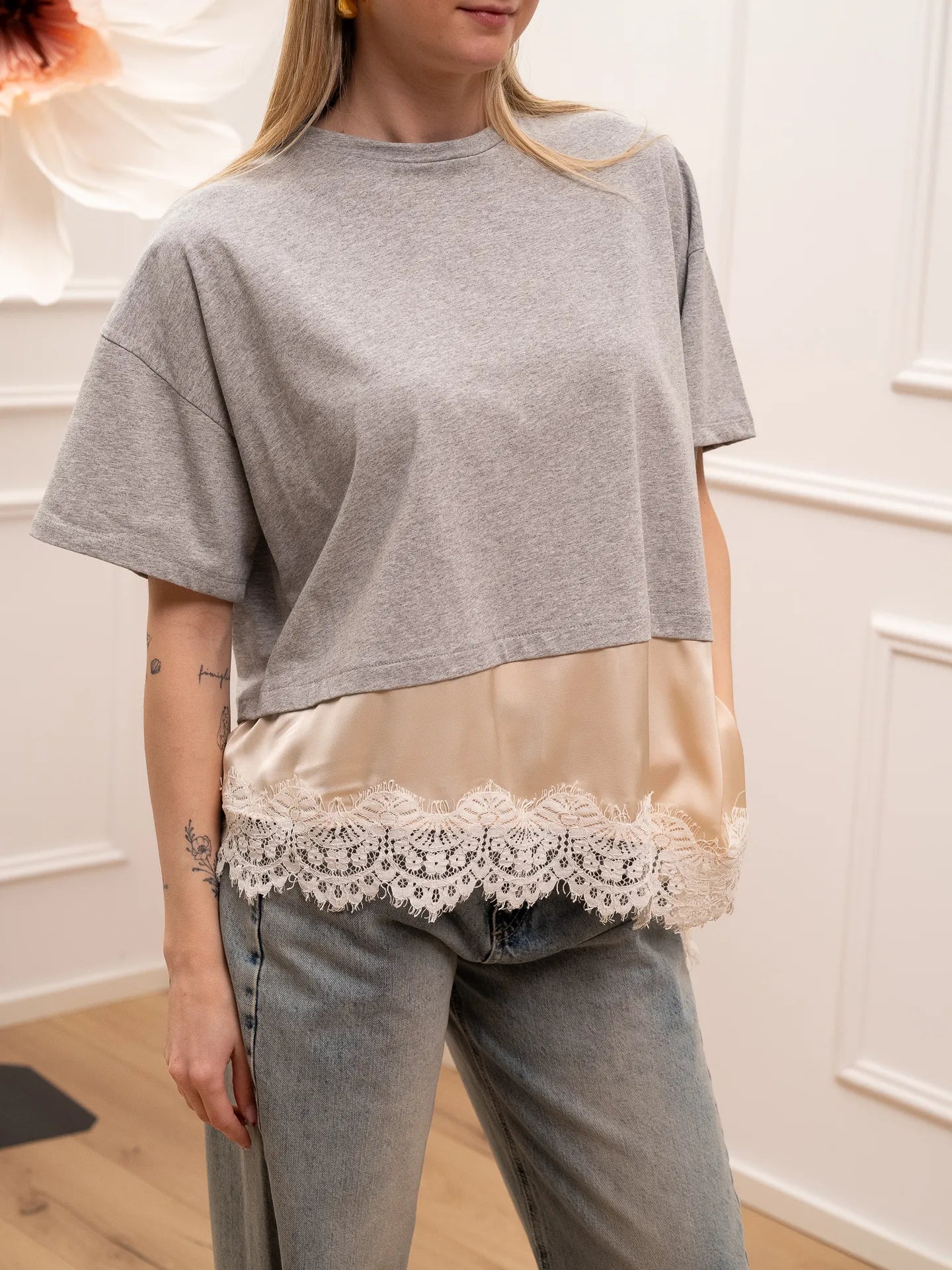T shirt grigia con satin e pizzo sul fondo - Dixie
