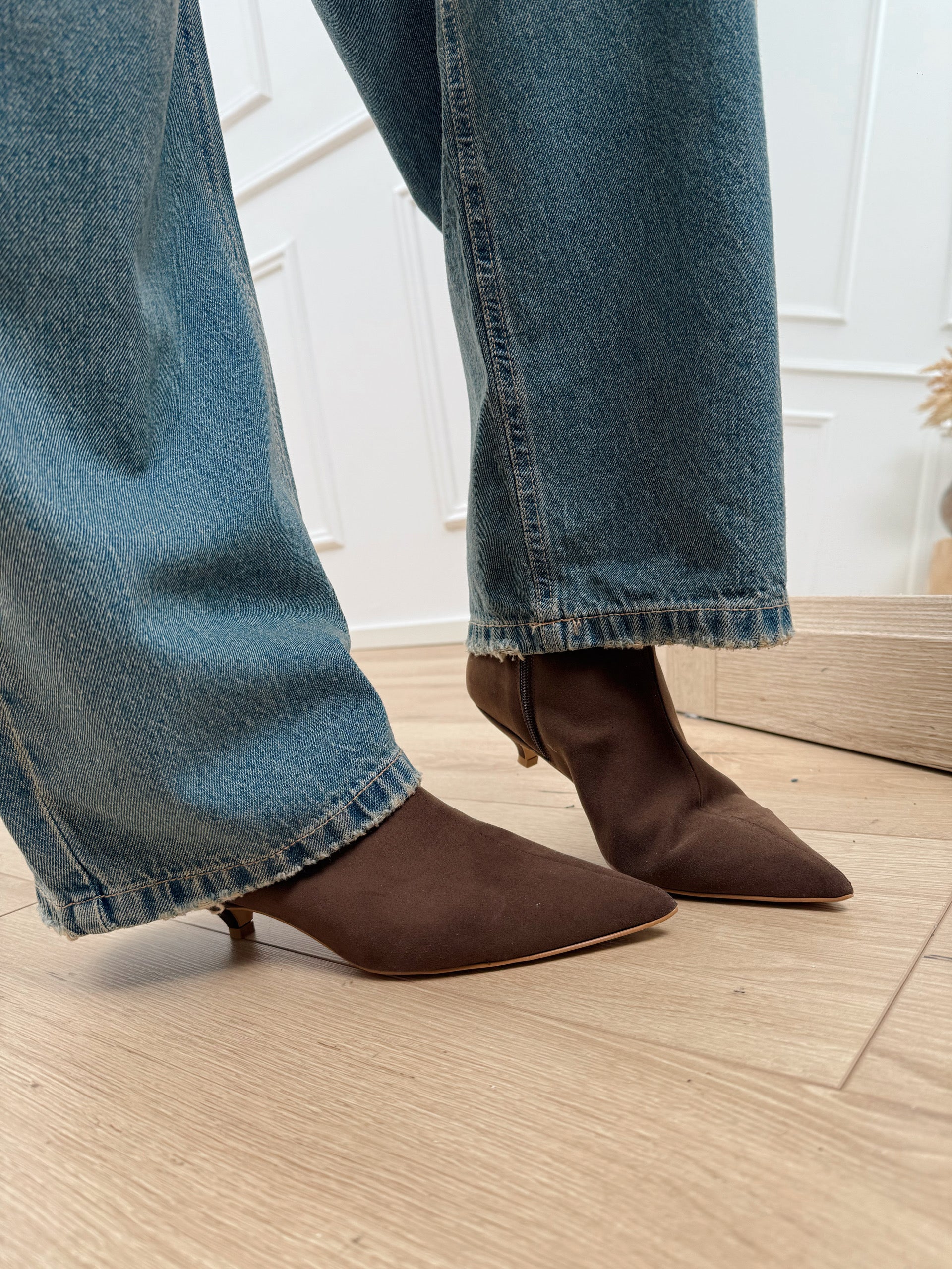 Stivaletto in suede moro tacco basso - Divine Follie