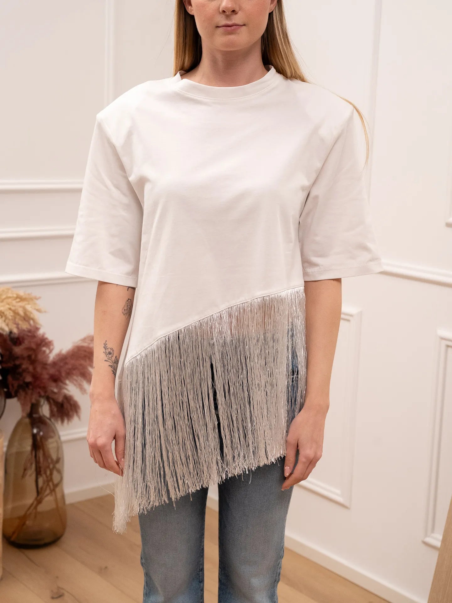 T shirt bianca taglio asimmetrico con frange argento - HaveOne