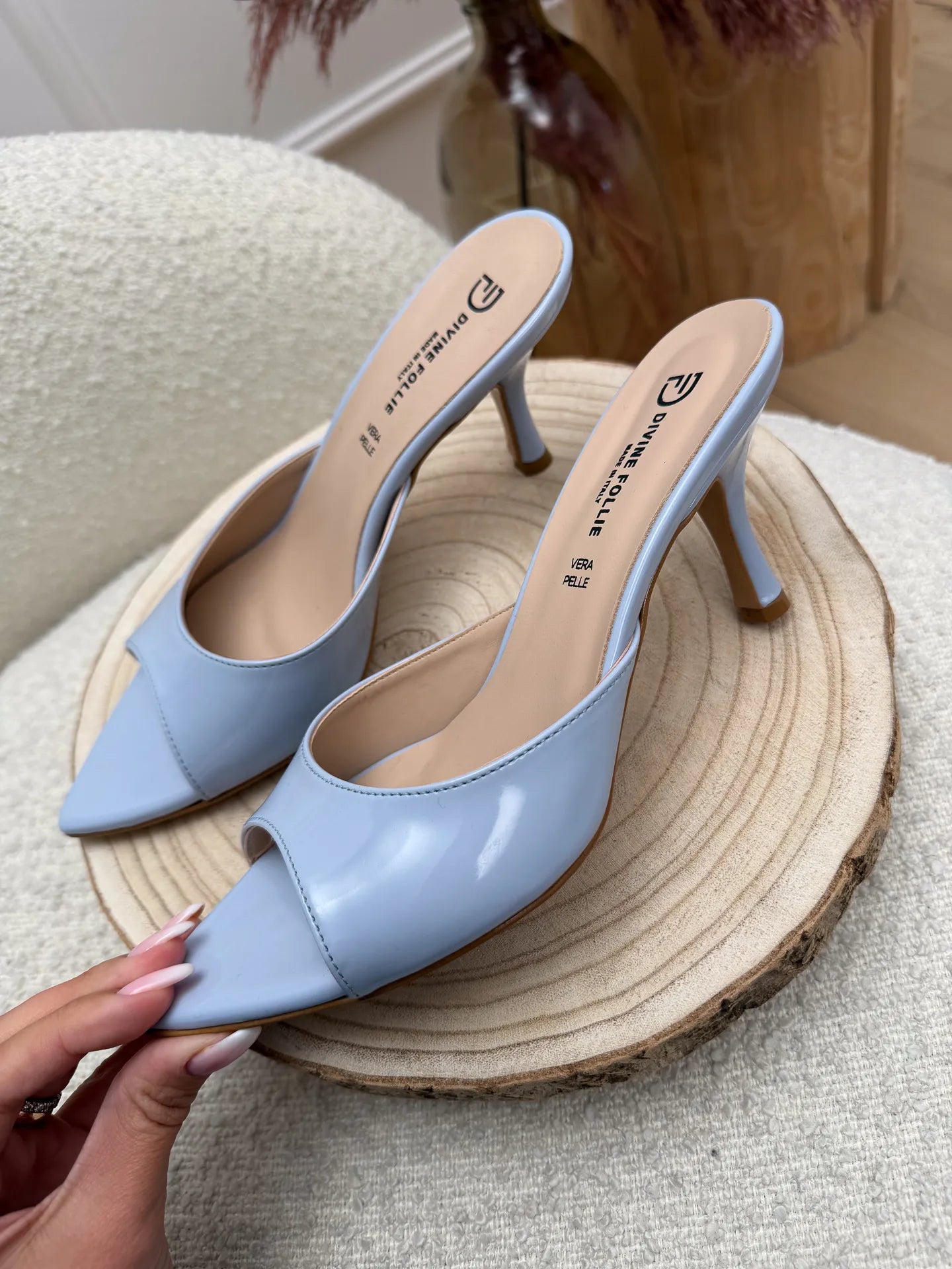 Décolleté sabot “Luna” in vernice cielo - Divine Follie