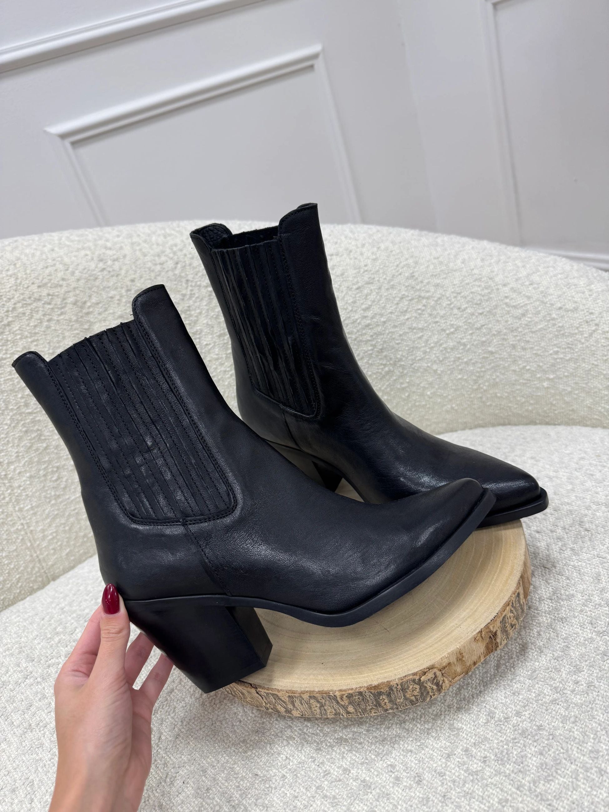 Texano Chelsea in pelle nero con tacco - Divine Follie