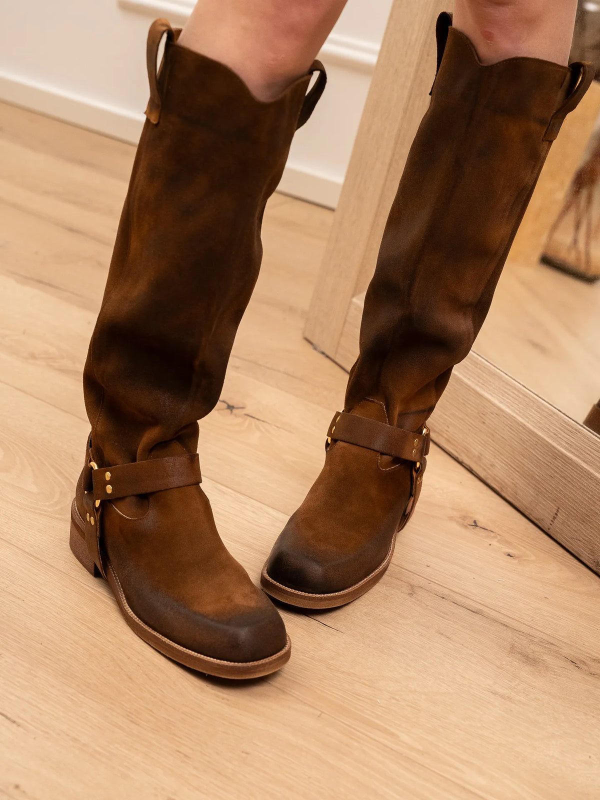 Stivale biker in crosta cognac con fibbia - Divine Follie