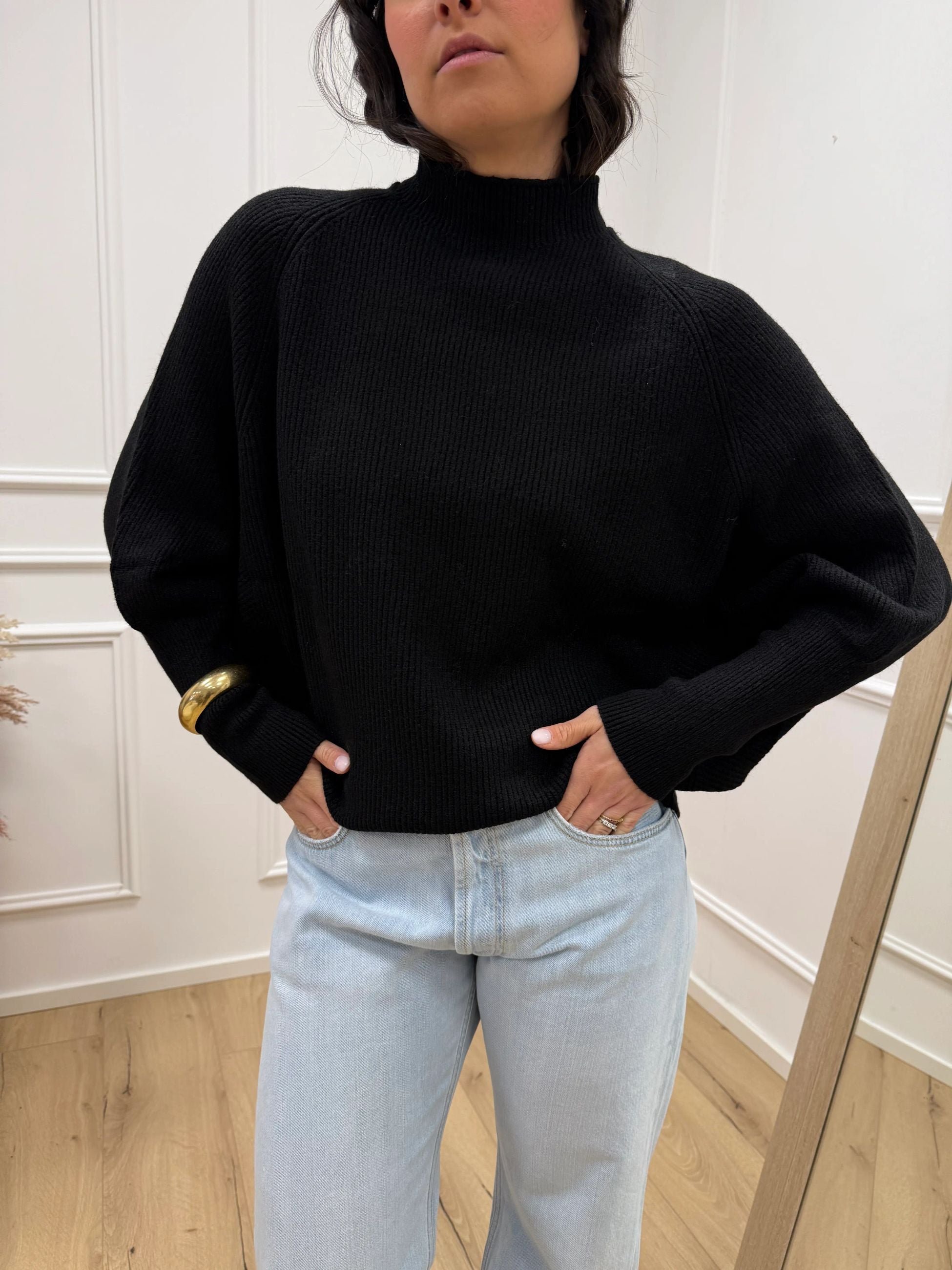 Maglia pipistrello nera a collo alto - HaveOne