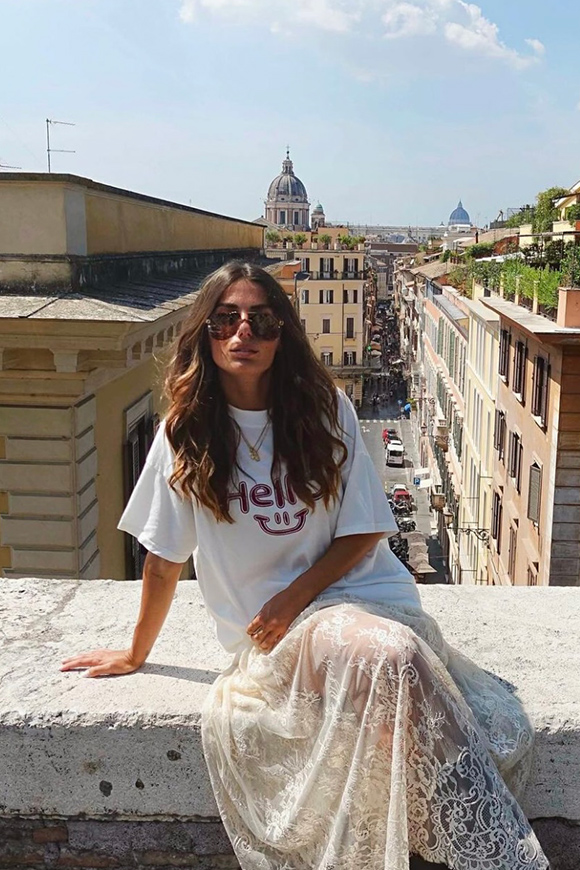 Vicolo - T shirt bianca ricamo "Hello" bordeaux