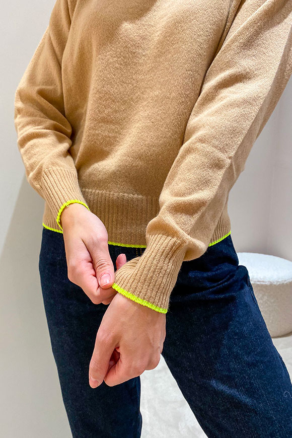 Vicolo - Camel crewneck sweater with yellow fluo details in cashmere