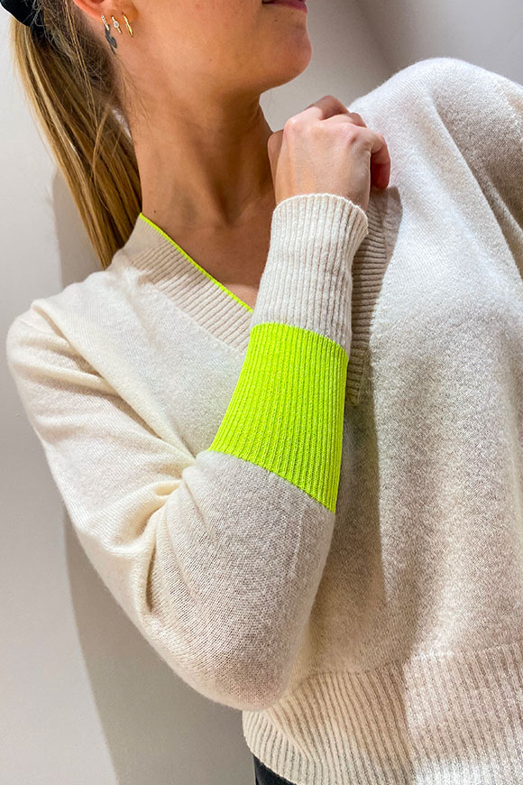 Vicolo - V-neck butter sweater with yellow fluo details in cashmere