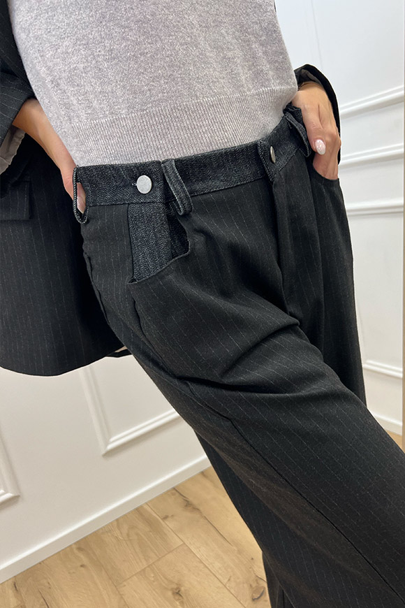 Haveone - Pantaloni neri gessati con dettagli in denim