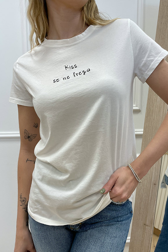 Vicolo - T shirt bianca ricamo "Kiss se ne frega"