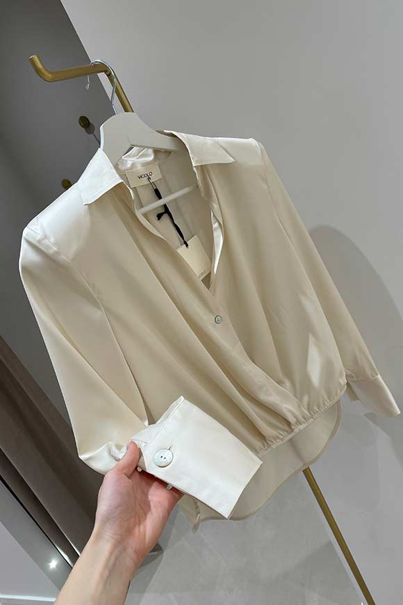 Vicolo - Butter satin shirt with spring on the front