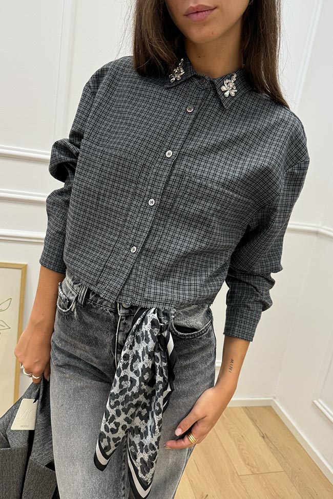 Vicolo - Camicia crop grigia con strass sul colletto