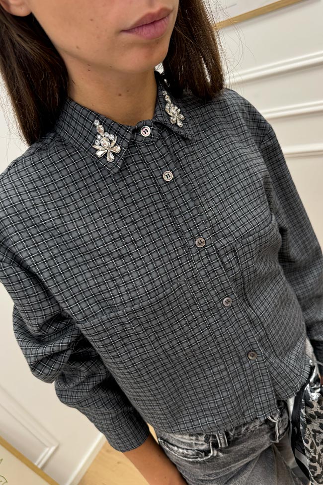 Vicolo - Camicia crop grigia con strass sul colletto