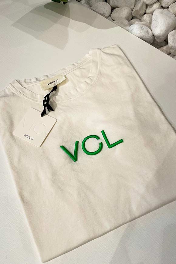 Vicolo - T shirt bianca ricamo "VCL" verde