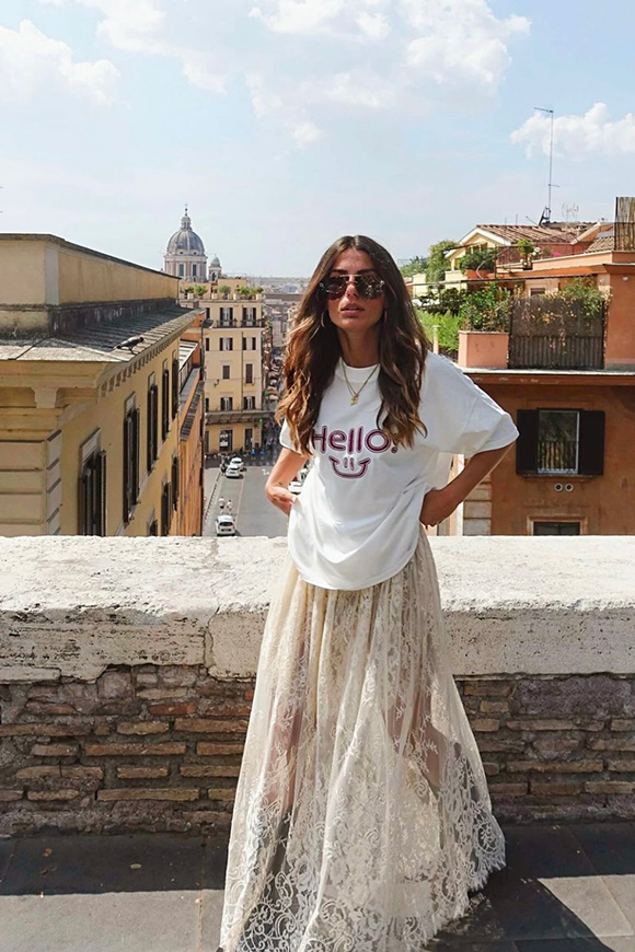 Vicolo - T shirt bianca ricamo "Hello" bordeaux