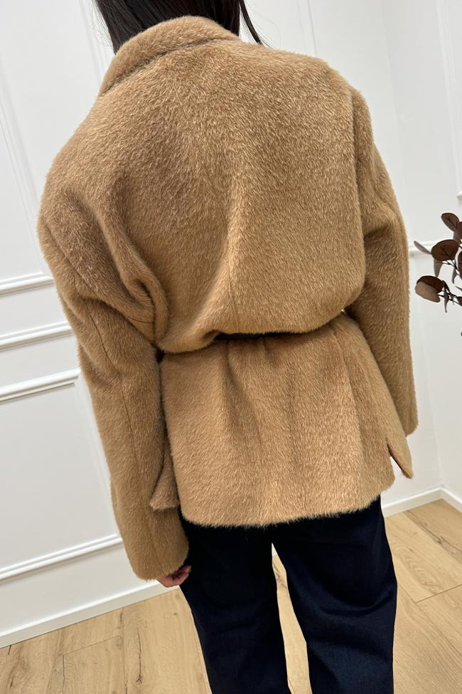 Tensione In - Giacca teddy camel con cintura e spilla logo