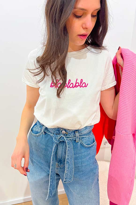 Vicolo - T shirt con ricamo "blablabla" fucsia