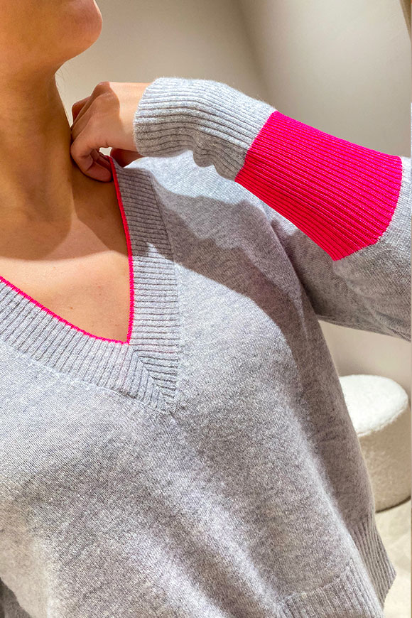 Vicolo - Maglia grigia scollo a V con dettagli fluo fucsia in cashmere