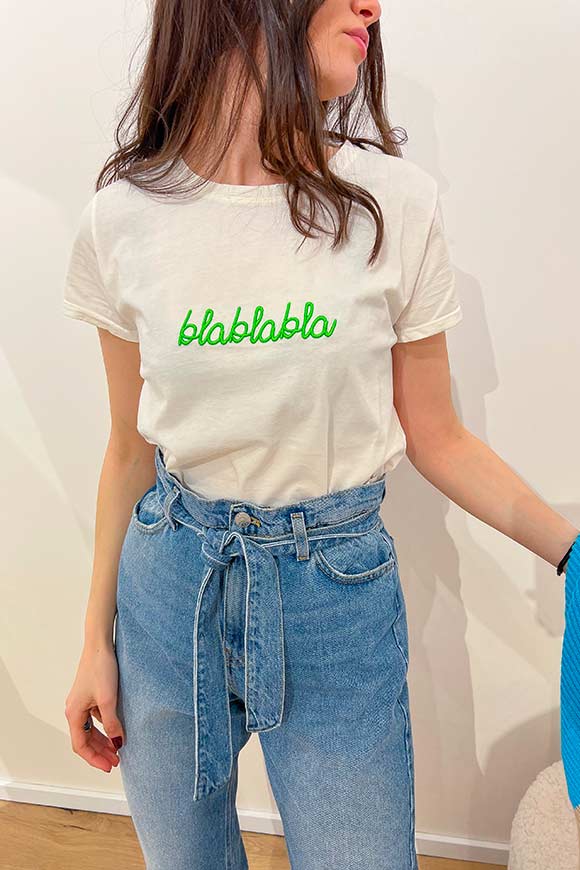 Vicolo - T shirt with green "blablabla" embroidery